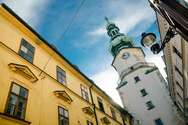 Kilátás Középkori Szent Mihály Kapu Toronyra Pozsonyban Óvárosi Nevezetesség — Stock Fotó