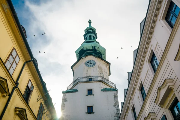 Kilátás Középkori Szent Mihály Kapu Toronyra Pozsonyban Óvárosi Nevezetesség — Stock Fotó