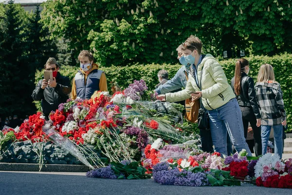 Kiev Ucrânia Maio 2020 Pessoas Participam Celebração Memória Dos Entes Fotografias De Stock Royalty-Free