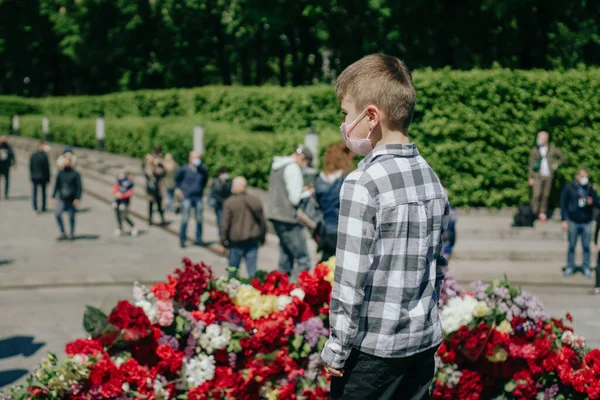 キエフ ウクライナ 2020年5月9日 人々は永遠の栄光の公園で第二次世界大戦で死亡した愛する人の記憶のお祝いに参加します Covid 19パンデミックの勝利の日のお祝い — ストック写真