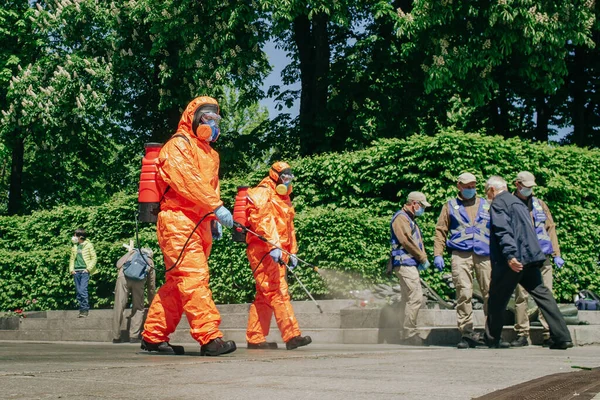 Kiev Ucrânia Maio 2020 Trabalhador Desinfecção Processo Terno Protetor Rua — Fotografia de Stock