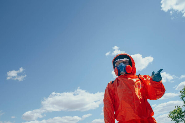 Киев, Украина, 09 мая 2020 года: Дезинфекционный работник в защитном костюме на улице с химическим спреем, во время празднования Дня Победы в Парке вечной славы. Празднование Победы
