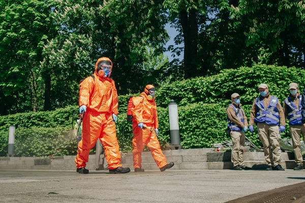 Kiev Ucrânia Maio 2020 Trabalhador Desinfecção Processo Terno Protetor Rua Imagem De Stock