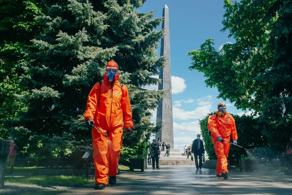Kiev Ucrânia Maio 2020 Trabalhador Desinfecção Processo Terno Protetor Rua Fotografias De Stock Royalty-Free