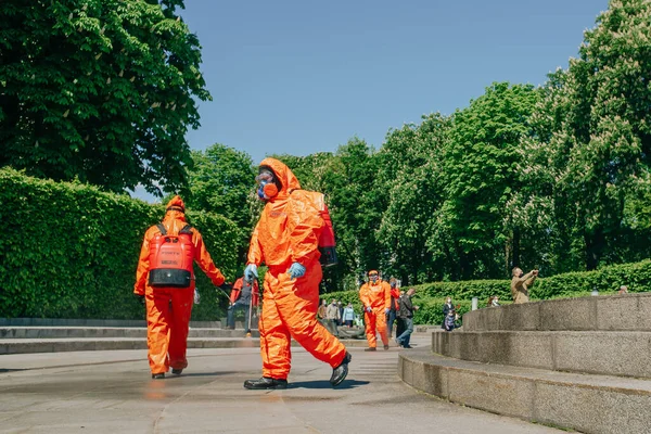 Kiev Ucrânia Maio 2020 Trabalhador Desinfecção Processo Terno Protetor Rua — Fotografia de Stock