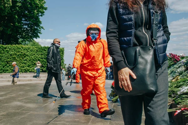 Kiew Ukraine Mai 2020 Desinfektionsarbeiter Schutzanzug Und Mit Einem Chemischen lizenzfreie Stockbilder