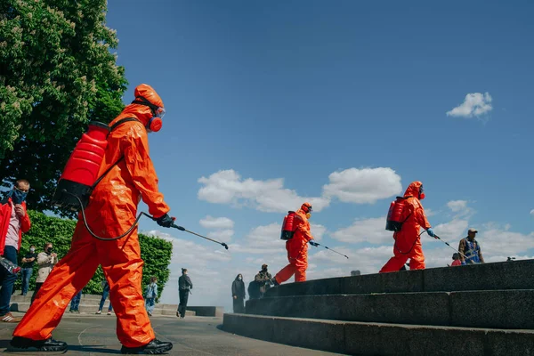 Kiew Ukraine Mai 2020 Desinfektionsarbeiter Schutzanzug Und Mit Einem Chemischen lizenzfreie Stockfotos