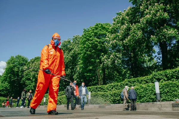 Kiev Ukraina Maj 2020 Desinficeringsarbetare Skyddsdräkt Process Gatan Med Kemisk Stockbild