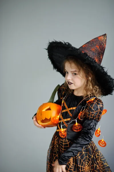 Halloween. Mädchen porträtieren böse Zauberin — Stockfoto