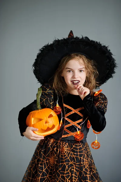 Halloween. Kız kötü büyücü tasvir.