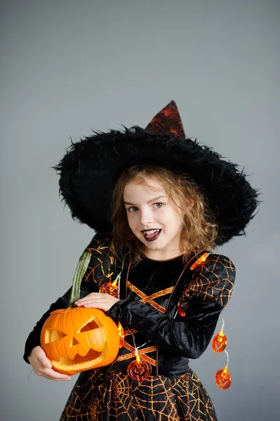 Dziewczyna z 8-9 lat w garniturze na Halloween. — Zdjęcie stockowe