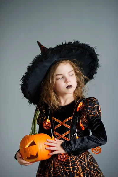 Halloween. Dziewczyna przedstawia złą czarodziejkę — Zdjęcie stockowe