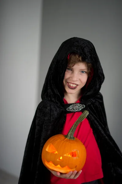 Wszystkie Hallows Eve. Wiek chłopca ubrany w kostium na Halloween. — Zdjęcie stockowe
