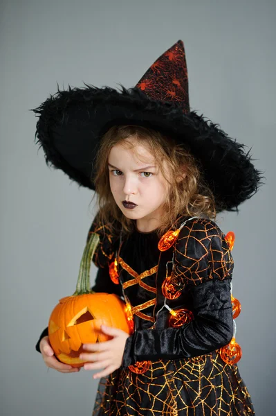 Halloween. Dziewczyna przedstawia złą czarodziejkę. Obrazek Stockowy