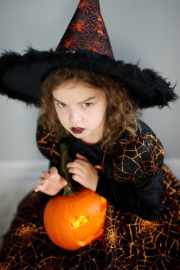 Halloween. Kız kötü büyücü tasvir