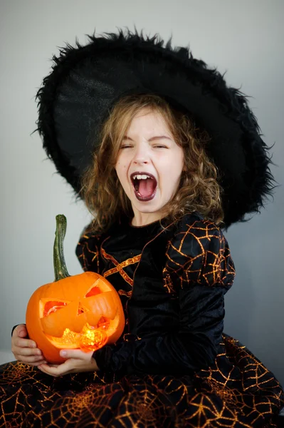Halloween. Dziewczyna przedstawia złą czarodziejkę — Zdjęcie stockowe