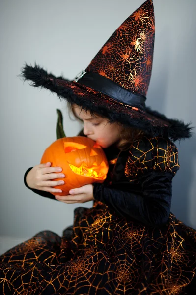 Halloween. Mädchen porträtieren böse Zauberin. — Stockfoto