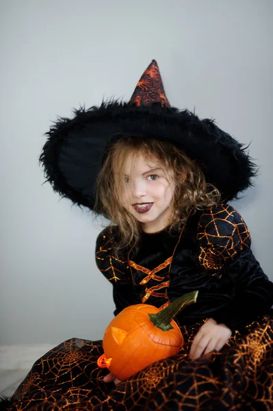 Schöne Mädchen in einem Bild der bösen Hexe — Stockfoto