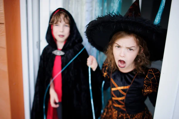 Dos niños, hermano y hermana, están vestidos con trajes para Halloween . — Foto de Stock