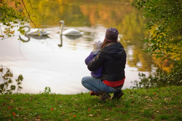 Young woman with the child in his arms admires the nature. — Φωτογραφία Αρχείου