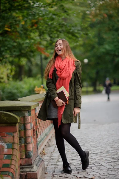 Menina bonito caminha no pitoresco parque de outono . — Fotografia de Stock