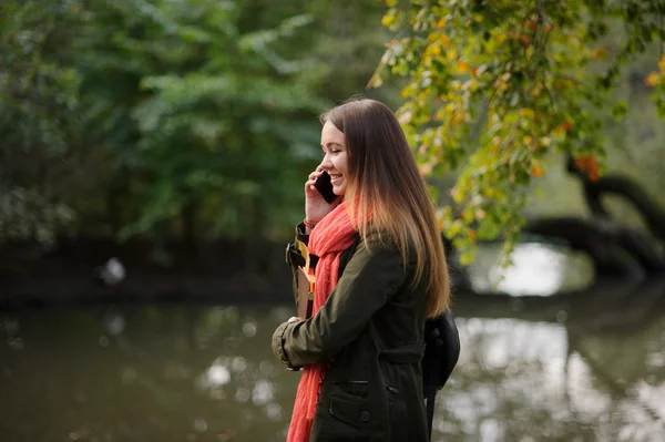 Young attractive woman walks in the autumn park. — Stock Photo, Image