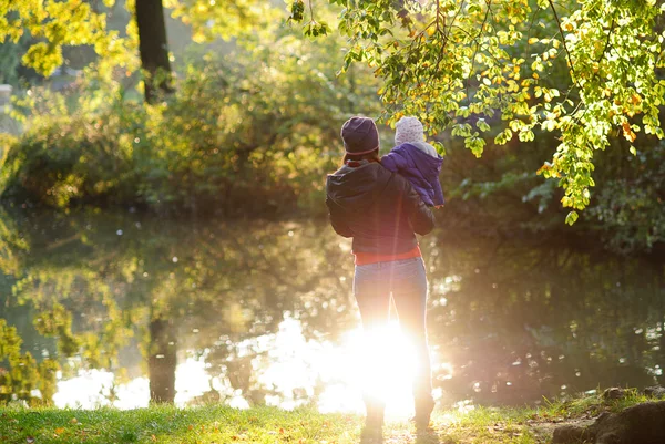 Young woman with the child in his arms admires the nature. — Φωτογραφία Αρχείου