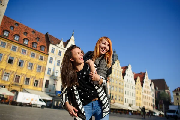 Två unga kvinnor stå att ha anammat. — Stockfoto