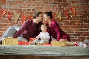 Genç aile neşeyle her diğer evlenmek Noel kutladı.