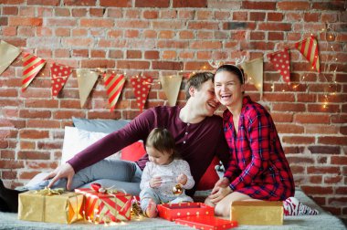 Genç aile neşeyle her diğer evlenmek Noel kutladı.