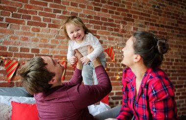Genç aile neşeyle her diğer evlenmek Noel kutladı.