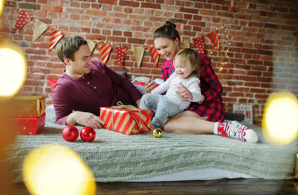 Giovane famiglia felicemente si congratula a vicenda Marry Christmas . — Foto Stock