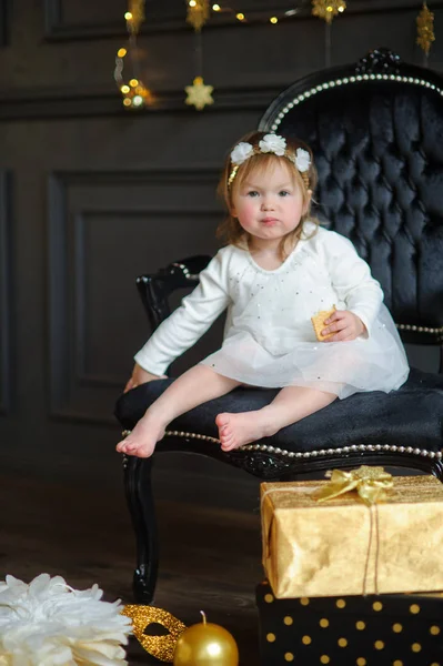 Menina em vestido branco e circlet de flores fotografadas para cartão de Natal . Fotografia De Stock