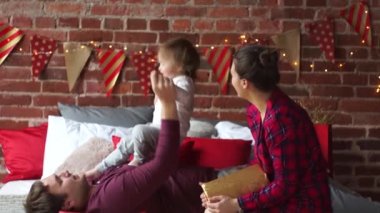 Genç aile neşeyle her diğer evlenmek Noel kutladı.