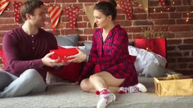 Genç aile neşeyle her diğer evlenmek Noel kutladı.