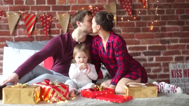 Giovane famiglia felicemente si congratula a vicenda Marry Christmas . — Video Stock