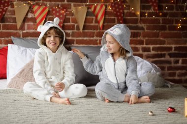 Kardeş kardeş ile bir yatağa otur ve Noel hediyeleri bekliyoruz.