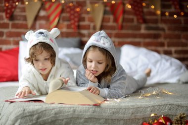 Çocuklar Noel hikayeleri ile harika bir kitap okumak.