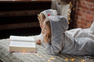 İki çocuk bir yatak yumuşak pijama lay.