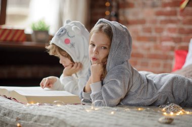 İki çocuk büyük yatakta yalan ve Noel hikayeleri oku