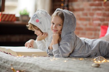 İki çocuk büyük yatakta yalan ve Noel hikayeleri oku
