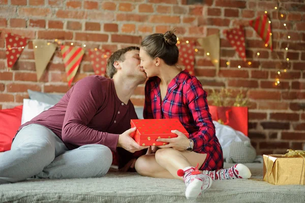 Ungt par gratulerar varandra god jul. — Stockfoto
