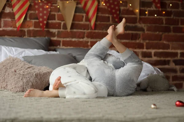 Dos niños han luchado alegremente en una cama grande . — Foto de Stock