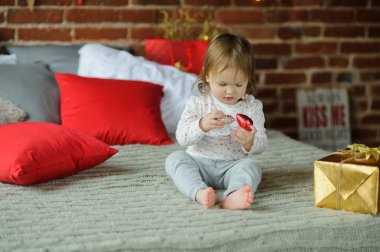 Noel ağacı süslemeleri ilgi ile çocuk inceliyor.