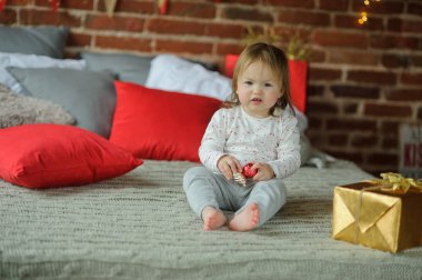 Çocuk Noel ağacı süslemeleri çalış.