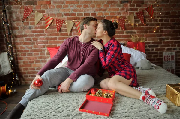 Het gelukkige jonge paar bereidt voor Kerstmis. — Stockfoto