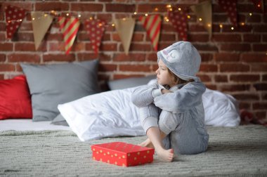 Küçük kız bir hediye ile hayal kırıklığına.