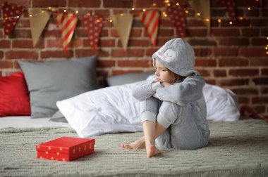 Küçük kız bir hediye ile hayal kırıklığına.