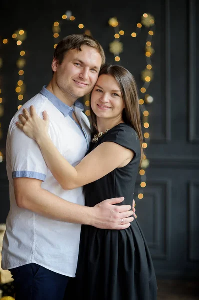 Jong getrouwd paar stand zachtjes hebben omarmd. — Stockfoto