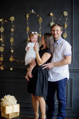 Ağlayan çocuk anne sakin.